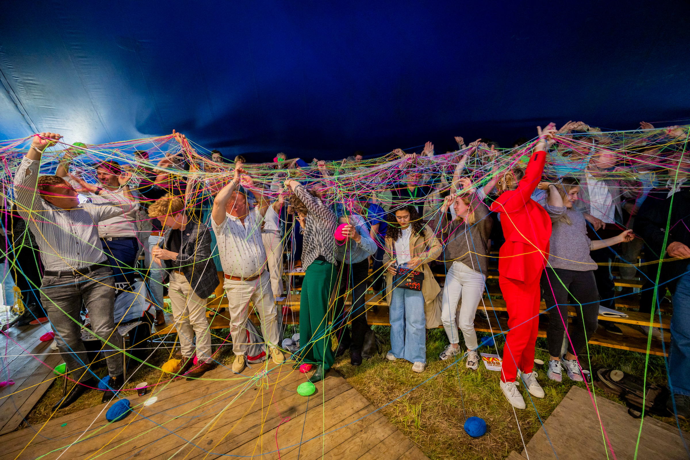 Bezoekers New Energy Forum zitten vast in een net van gekleurde wol.