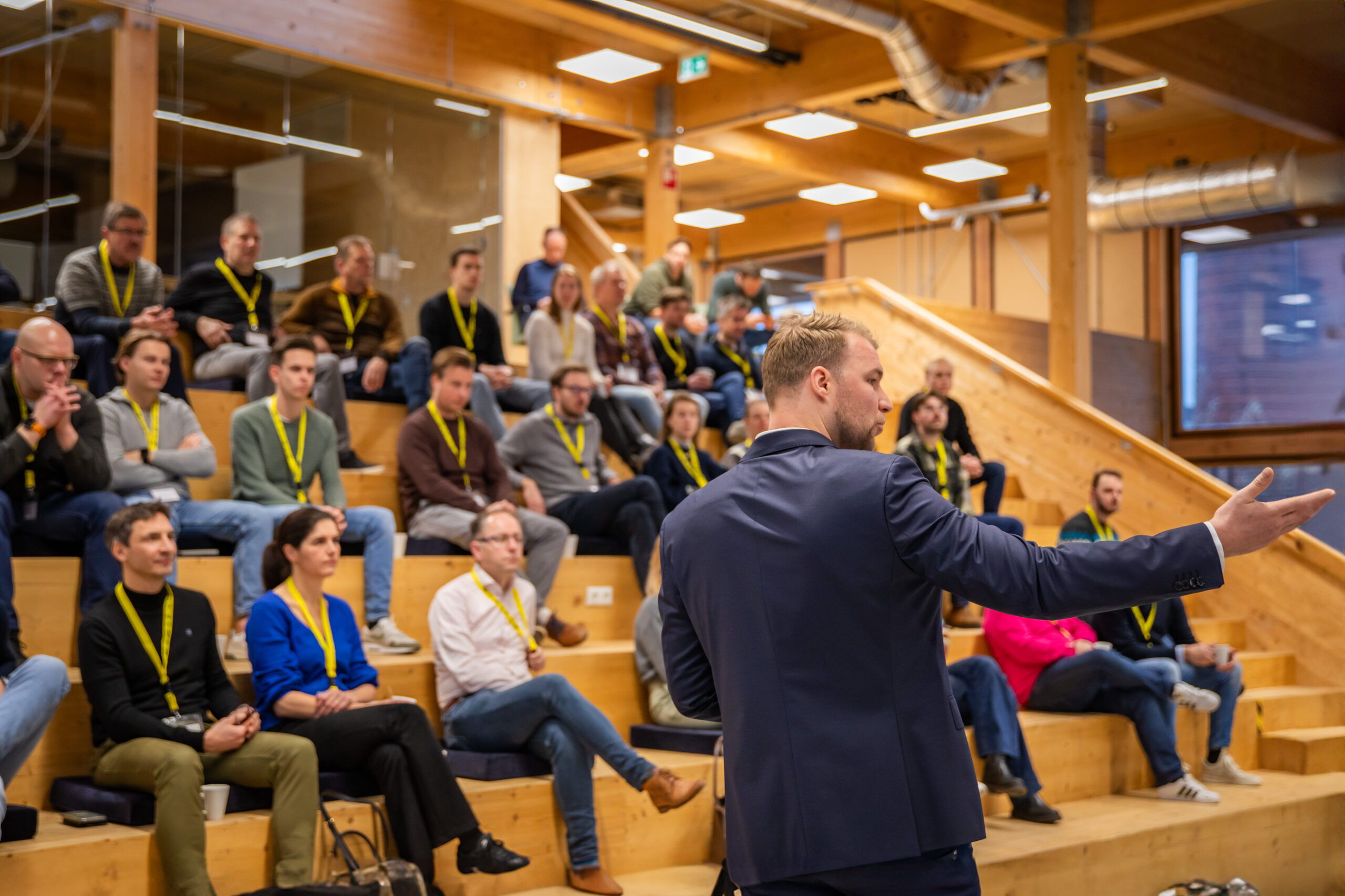 Foto van een docent die een cursus geeft aan energie professionals bij de New Energy Business School.