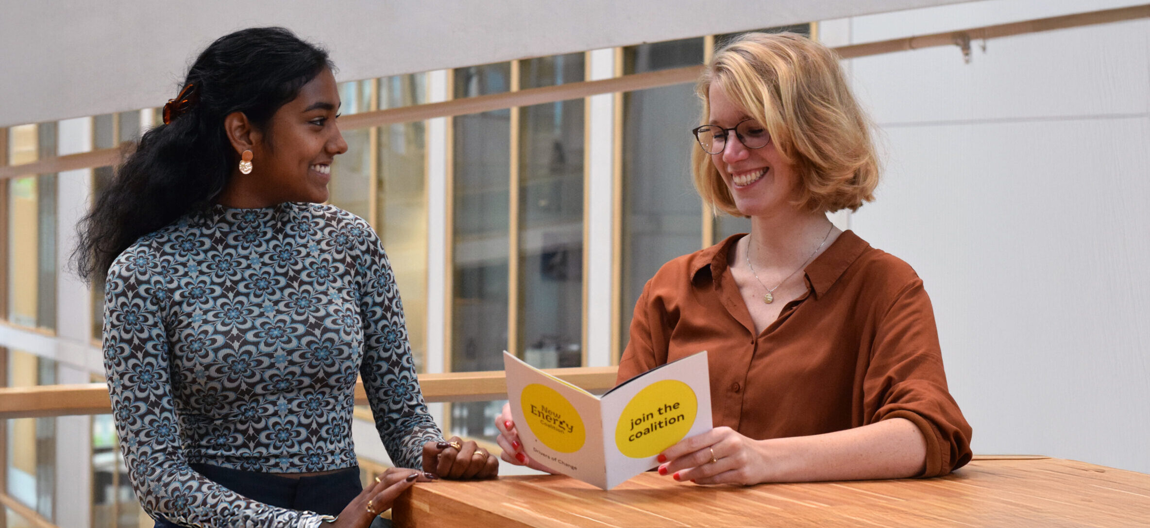 Personen kijken naar de voordelen van de New Energy Community.